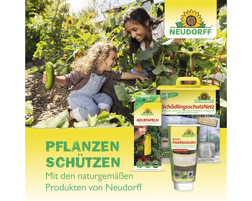 Szene mit Mutter und Kind im Garten, umgeben von Neudorff-Produkten zum Pflanzenschutz.