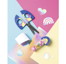 Ciseaux pour enfants, bâton de colle et papier holographique sur fond coloré