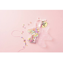 Kit de mélange de perles licorne avec des perles dans un récipient licorne, un ruban et un collier partiellement fini
