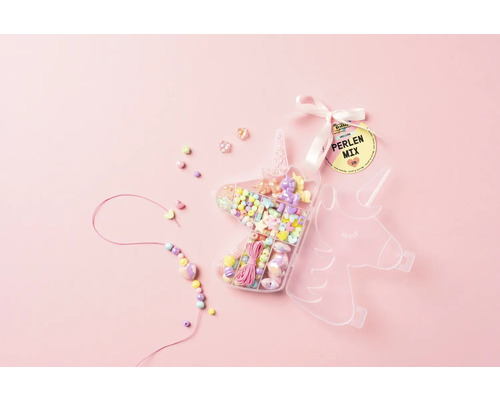 Kit de mélange de perles licorne avec des perles dans un récipient licorne, un ruban et un collier partiellement fini