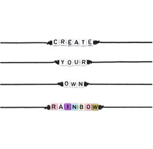 Plusieurs cordons avec des perles formant les mots Create Your Own Rainbow.