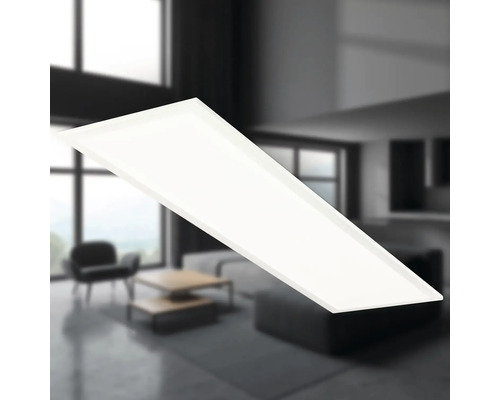 Rechteckige, weiße Deckenleuchte vor einem Wohnzimmer