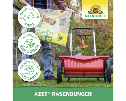 Anwender streut Neudorff Azet Rasendünger mit einem Streuwagen auf Rasenfläche. Auf der Verpackung sind die Logos Unbedenklich für Tiere, Natürlich Biologisch und Verpackung mit Altplastik abgebildet.