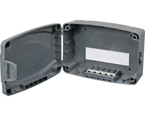 Geöffneter Verteilerkasten für den Aussenbereich