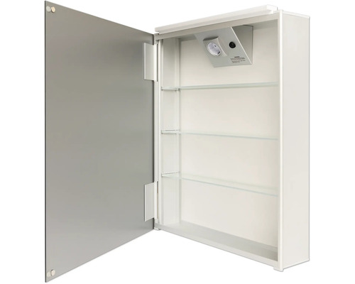 Geöffneter Spiegelschrank mit Beleuchtung und Glasablagen