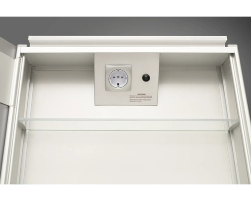 Innenraum eines Spiegelschranks mit Steckdose