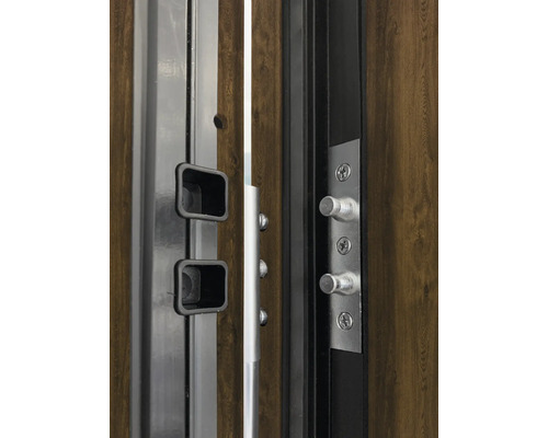 Detailansicht einer geöffneten Haustür mit Sicherheitsriegel und Türgriffen.