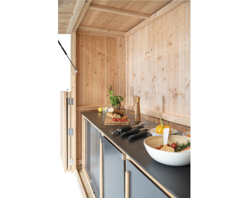 Holzküche mit Arbeitsplatte, Küchenutensilien und Lebensmitteln