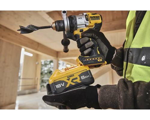 Akkubetriebener DeWalt Bohrhammer mit Holzbohrer und 18-Volt-Akku