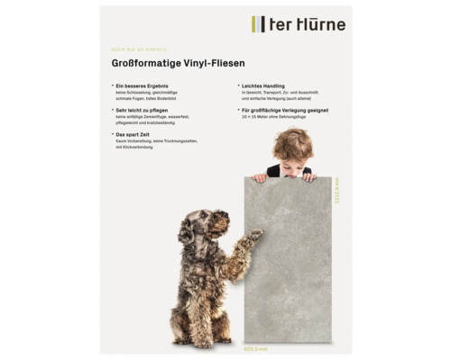 Großformatige Vinylfliese mit den Maßen 603,3 mal 1212,9 Millimeter, präsentiert von Hund und Kind.