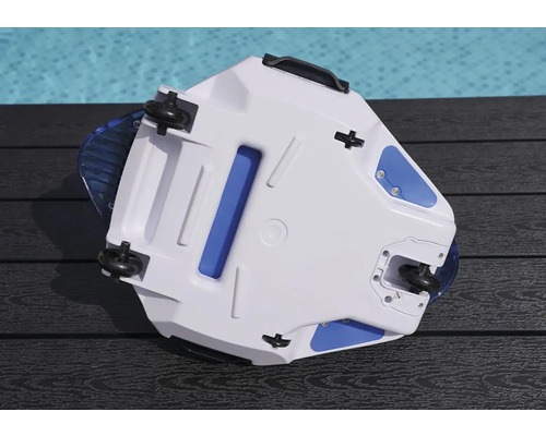 Dessous d''un robot de nettoyage de piscine sur un plancher en bois