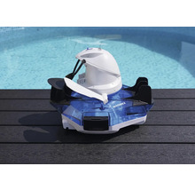 Robot de piscine sur un pont en bois devant une piscine