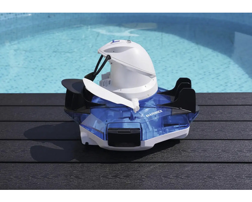 Robot de piscine sur un pont en bois devant une piscine