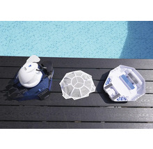 Robot de nettoyage de piscine avec filtre et boîtier sur surface en bois