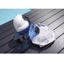 Nettoyeur de piscine automatique avec panier filtrant sur terrasse en bois