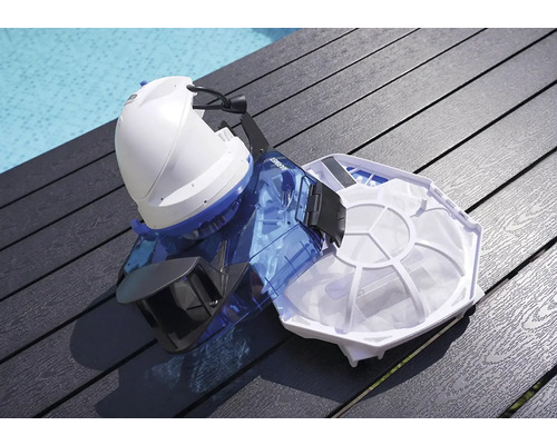 Nettoyeur de piscine automatique avec panier filtrant sur terrasse en bois