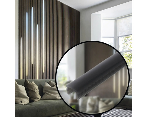 Salon avec mur en lambris et gros plan d''une baguette de finition