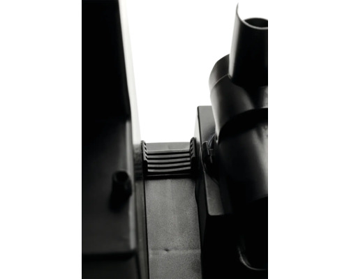 Detailansicht eines schwarzen Staubsaugeranschlusses