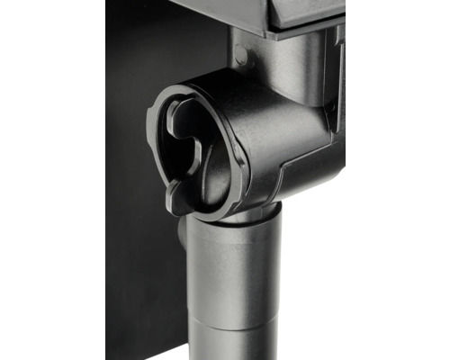 Detailaufnahme eines schwarzen Fallrohrbogens