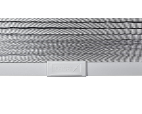 Detailaufnahme eines Insektenschutzplissees mit Tesa Logo