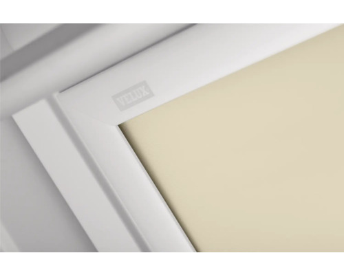 Vue détaillée d''une fenêtre de toit Velux avec store occultant