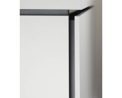 Detailansicht eines weißen Möbels mit grauen Akzenten