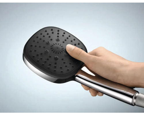 Handbrause mit mehreren Strahlarten in der Hand gehalten