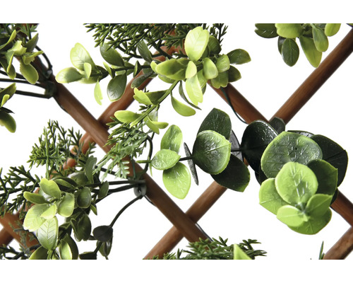 Dekorative Rankhilfe mit künstlichen Pflanzen zur Gartengestaltung