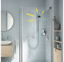 Salle de bain avec cabine de douche, lavabo et miroir