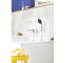 Salle de bains avec baignoire, robinetterie et douchette