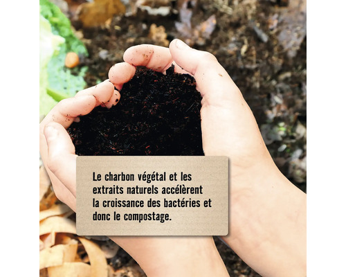 Une personne tient du compost dans ses mains