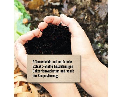Eine Hand hält Pflanzenkohle und natürliche Extraktstoffe, die das Bakterienwachstum und die Kompostierung beschleunigen.