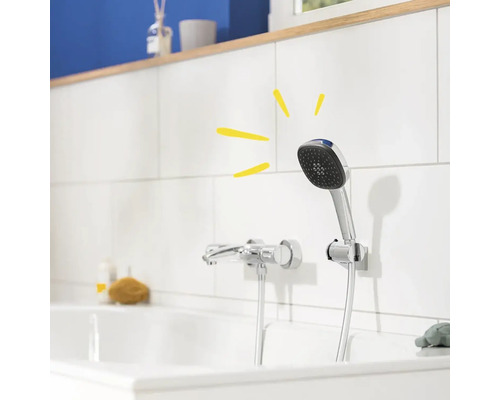 Handbrause an der Badewannenarmatur im Badezimmer.