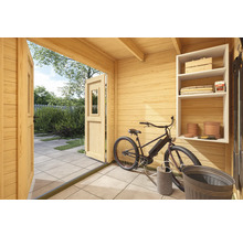 Vue intérieure d''un abri de jardin en bois avec double porte ouverte, étagère, vélo et outils de jardinage