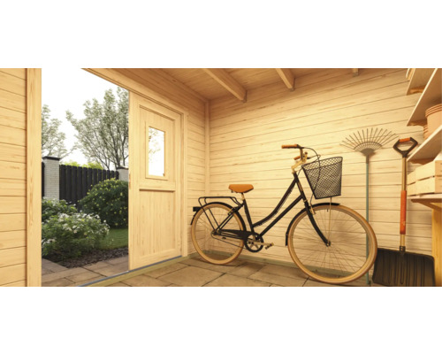 Abri de jardin en bois avec porte ouverte, vélo, râteau à feuilles et bêche