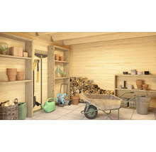 Helle Holzgartenhütte mit Regalen, Gartengeräten und Schubkarre