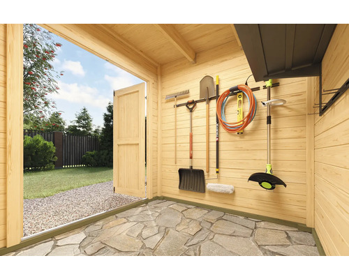 Innenansicht eines Gartenhauses mit Werkzeugen und Gartengeräten an der Wand.