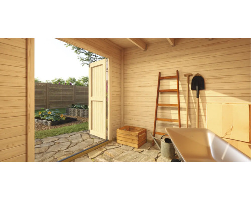 Helle Gartensauna mit geöffneter Tür, Leiter, Schaufel und Schubkarre