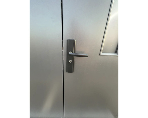 Détail d''une porte grise avec poignée de porte
