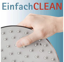 Hand reinigt Duschkopf
