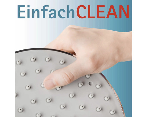 Hand reinigt Duschkopf