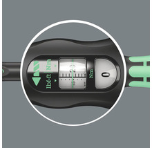 Gros plan de l''écran d''une clé dynamométrique pour mesurer les newton mètres et les foot-livres.