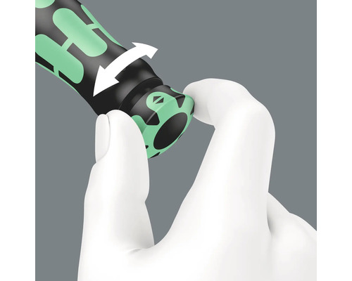 Gros plan d''une main tournant le manche d''un tournevis pour activer la fonction de couple.