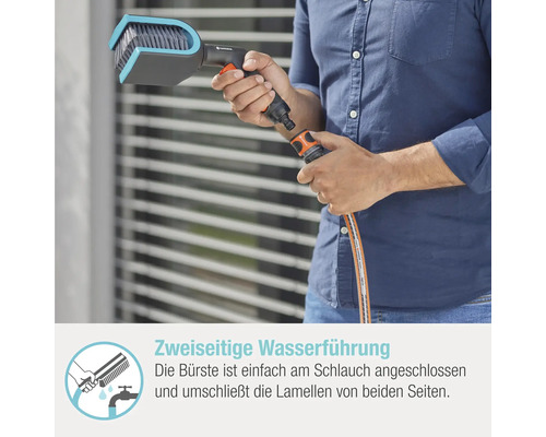Person schließt Gardena Waschbürste an einen Gartenschlauch an
