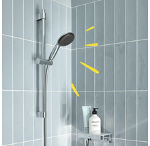 Pommeau de douche et barre de douche dans une cabine de douche carrelée moderne