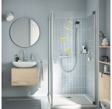 Salle de bains lumineuse avec cabine de douche, lavabo et miroir