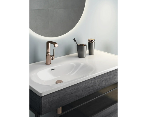 Modernes Badezimmerwaschbecken mit Armatur, Seifenspender und Spiegel