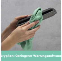 Eine Person reinigt ein graues Dryphon-Element mit einem Tuch.