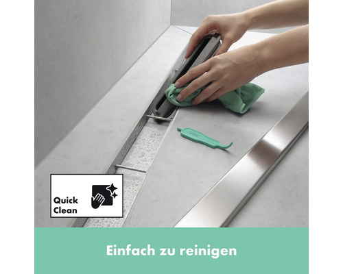 Reinigung einer Duschrinne mit Reinigungswerkzeug und Tuch