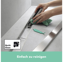 Reinigung einer Duschrinne mit Reinigungswerkzeug und Tuch.
